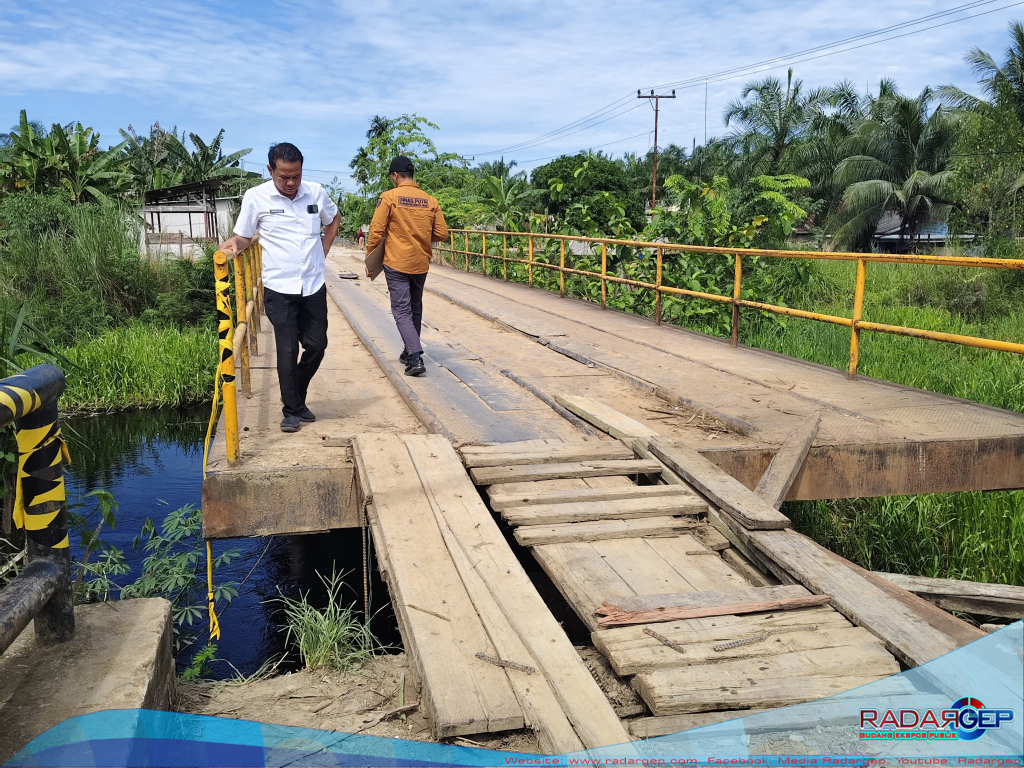 Pemkab Rohil Lakukan Penanganan Darurat Abutment Jembatan Jalan Penghulu Annas Makmun yang Runtuh